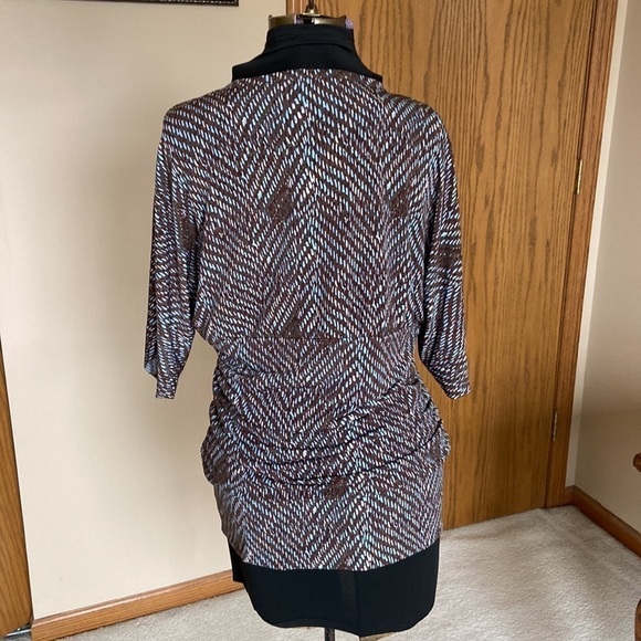 🤎 BCBGMaxAzria Faux Wrap Abstract Print Short-Sleeve V Neck Top Brown Large - Picture 6 of 11